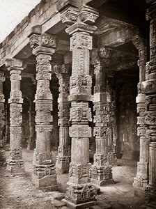 Columnata de la mezquita de Quwwat-ul-Islam en el complejo Qutb Minar, Delhi