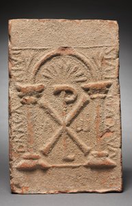 Placa de tumba columbario con el monograma de Cristo, 500-800