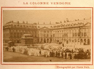 Comuna de París (1871): destrucción de la columna Vendôme en mayo de 1871. Fotografía de Pierre Pepetit. Impresión en cartón, Dim. 9x5,4 cm
