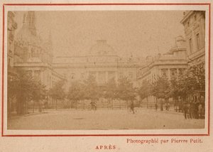 Comuna de París (1871): vista del Palais de Justice en París después de su incendio en mayo de 1871. Fotografía de Pierre Pepetit de Unbekannt