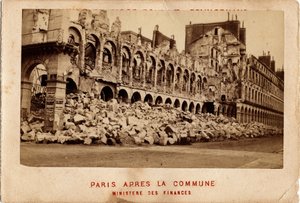Comuna de París (1871) vista desde el Ministerio de Finanzas destruido. Fotografía. Impresión en cartón Dim. 10,4x6,9 cm de Unbekannt