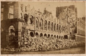 Comuna de París (1871): vista del Ministerio de Finanzas después del incendio de mayo de 1871. Fotografía. Impresión en cartón Dim. 10x6,9 cm