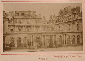 Comuna de París (1871): vista del Palais-Royal (Palais Royal) en París después del incendio de mayo de 1871. Fotografía de Pierre Pepetit de Unbekannt