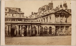 Comuna de París (1871): vista del Palais-Royal después del incendio de mayo de 1871. Fotografía anónima de Unbekannt