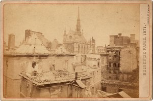 Comuna de París: vista de las ruinas del Palacio de Justicia y de la Sainte Chapelle en París en mayo de 1871. Fotografía hermanos Pignolet. Dim. 16,3X10,8 cm de Unbekannter Künstler