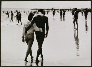 Pareja paseando por el agua en Coney Island, Nueva York, Sin título 46, c.1953-64 (fotografía en b/n) de Unbekannter Künstler
