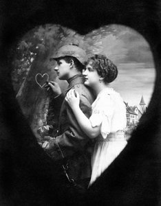 Pareja de enamorados: el hombre agarra un corazón en un tronco de abre antes de dejar a su amada para ir a la guerra (Primera Guerra Mundial 1914-1918). Fotografía hacia 1915. de Unbekannter Künstler