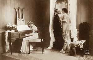 Pareja de novios y jovencita tocando el piano, París, c.1920 (tarjeta postal) de Unbekannter Künstler