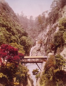 Puente cubierto en un desfiladero empinado, con cascadas en el fondo, Japón, c.1890-1910 de Unbekannt