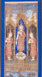 Buda coronado flanqueado por dos discípulos de pie