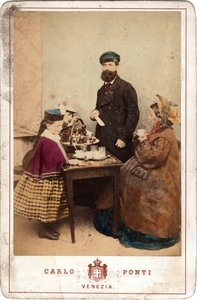 Vida cotidiana, una familia reunida alrededor de una mesa de pasteles y café, Venecia. Siglo XIX