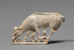 Placa decorativa: Ciervo pastando, 900-800 a.C.