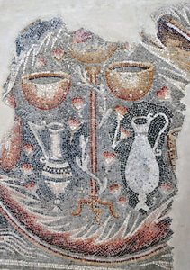 (detalle) de un piso de mosaico que representa copas, jarras de vino y decantadores de la sinagoga samaritana en El-Khirbe, Cisjordania, siglo IV d.C.