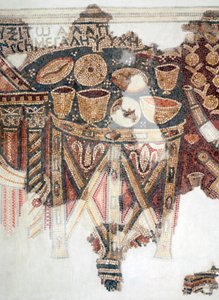 (detalle) de un piso de mosaico que representa la mesa de ofrendas con copas, cuencos y panes del sinagoga samaritana en El-Khirbe, Cisjordania, siglo IV d.C. de Unbekannt
