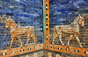 Detalle de la reconstrucción de la Puerta de Ishtar realizada en 1930 con ladrillos originales de hacia el 575 a.C., Museo de Pérgamo, Berlín, Alemania (foto) de Unbekannter Künstler