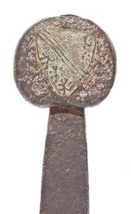 (detalle) de una espada ancha medieval tardía con hoja vikinga anterior y escudos de armas de la familia De Bohun