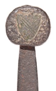 (detalle) de una espada ancha medieval tardía con hoja vikinga anterior y escudos de armas de la familia De Bohun de Unbekannt