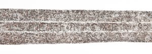 (detalle) de una espada ancha medieval tardía con hoja vikinga anterior y escudos de armas de la familia De Bohun