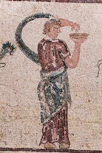 (detalle) El Triunfo de Dionisos - Retorno del dios de una expedición militar a la India - Una bacante sosteniendo un cuenco de libación - Mosaicos de Pafos, Casa de Dionisos, Finales del siglo II d.C. - Chipre - El triunfo de Dionisos - Largo mosaico que de William M. Timlin