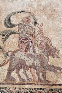 (detalle) El Triunfo de Dionisos - Retorno del dios de una expedición militar a la India - Sileno sosteniendo las riendas de las panteras - Mosaicos de Pafos, Casa de Dionisos, Finales del siglo II d.C. - Chipre - El triunfo de Dionisos - Largo mosaico qu