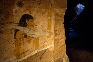 Detalle de pinturas murales encontradas durante excavaciones en la Tumba del Gobernador, Valle de las Momias Doradas, Oasis de Bahariya, Giza, Egipto de Benjamin Baud