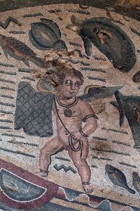 Detalle del mosaico de los putti pescadores. Pesca con red. Siglo III - IV. Villa Romana del Casale, Sicilia. Sitio UNESCO. de William M. Timlin