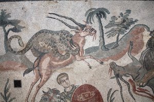Detalle del mosaico de la gran caza. Un leopardo atacando a una gacela. Siglo III - IV. Villa Romana del Casale, Sicilia. Sitio UNESCO.