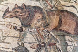 Detalle del mosaico de la gran caza. Un rinoceronte está siendo llevado a un barco para ser transportado al puerto más cercano. Siglo III - IV. Villa Romana del Casale, Sicilia. Sitio UNESCO.