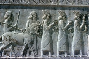 Detalle del friso en relieve en la escalera este del Apadana (sala de audiencias) que representa a delegados lidios llevando regalos para una ceremonia, período aqueménida, c.515 a.C. (detalle)