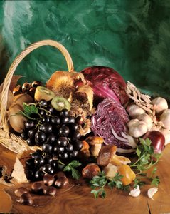 Dieta: bodegón de uvas negras, ajo, cebolla, diente de ajo, perejil, champiñón, castaña, kiwi y col roja