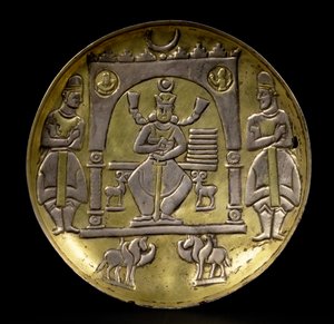 Plato que representa a un rey entronizado flanqueado por dos pequeños íbices sentados en un pabellón sostenido por dos caballos alados con dos asistentes, sobre una base de anillo, sasánida (siglos III-VII d.C.)
