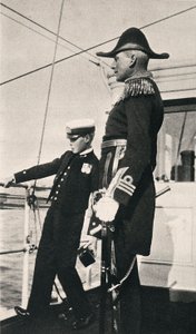 Eduardo, Príncipe de Gales, primer hijo del Rey Jorge V, fotografiado con Sir Charles Cust a bordo de un barco.
