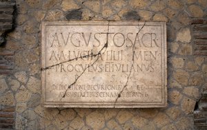 Epígrafe en mármol, colegio de Augustales, sitio arqueológico de Herculano (Lista del Patrimonio Mundial de la Unesco) de Benjamin Baud