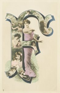 F: foto-retrato de una mujer de pie con un largo manto de colores de Unbekannt