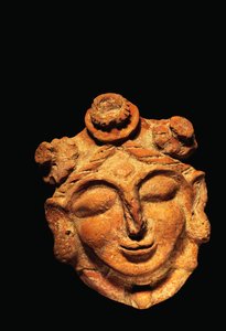 Cabeza femenina en terracota , Haryana periodo gupta Siglo V d.C.