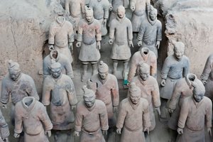 Primera fosa; figuras de guerreros de pie; Mausoleo del Emperador Qin Shi Huang; Ejército de Terracota; Xi