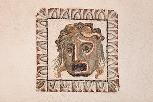 Mosaico del siglo I a.C. que representa una máscara de Dioniso, procedente de una villa romana cerca de la calle Ruffinella en Roma, Museo Nacional Romano, Roma, Italia. de Unbekannter Künstler