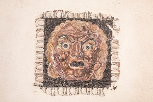 Mosaico del siglo I a.C. que representa una máscara de Dioniso, procedente de una villa romana cerca de la calle Ruffinella en Roma, Museo Nacional Romano, Roma, Italia.