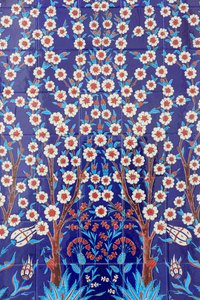 Flores. Uno de los 80 paneles de Iznik - azulejos cerámicos altamente decorados populares en el siglo XVI - que destacan en los edificios imperiales y religiosos de Estambul. Mezquita Sheikh Zayed. 1995. Emiratos Árabes Unidos de Unbekannt