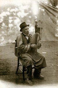 Folclore de Auvernia: músico tocando Chabrette, principios del siglo XX (fotografía en B/N) de Alec Hunter