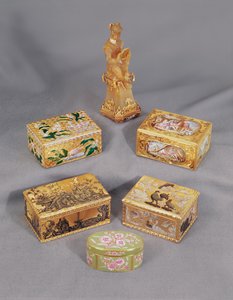 Cuatro cajas de rapé de oro esmaltado estilo Luis XV, Stroganoff, y caja de rapé de mono alemana de Unbekannt
