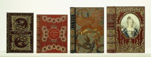 Cuatro cubiertas de libros con encuadernación de Riviere & Sons incluyendo "La Vida y Tiempos de Catalina de Médici" de Unbekannt