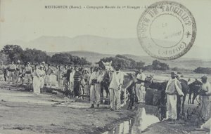 Soldados coloniales legionarios franceses patrullando cerca de las montañas del Atlas, Marruecos. tarjeta postal 1909 de Unbekannter Künstler