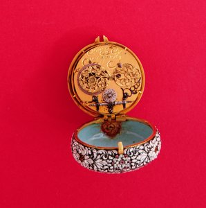 Reloj de bolsillo francés con caja de oro esmaltada en relieve con flores blancas y follaje con marcas negras, por Goullons, c.1650 (mostrando placa interior) de Unbekannt