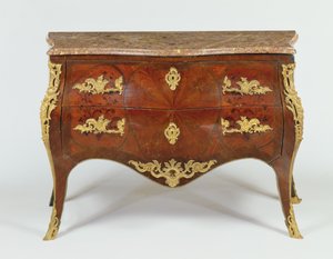 Cómoda serpentina francesa con monturas de bronce dorado y tapa de mármol, c.1740