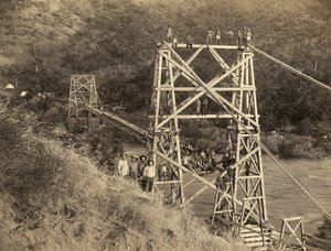 Fresno, California: 1890 Esta fotografía de C.C. Curtis muestra el puente Smith y Moore sobre el río Kings, que es parte del canal construido por Hiram T. Smith y Austin D. Moore, para transportar madera desde las Sierras para su empresa, Kings River Lumbe de Unbekannt