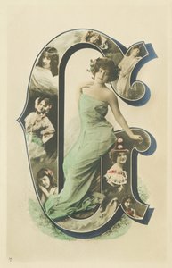 G: foto-retrato de una mujer sentada con un largo manto azul claro de Unbekannt