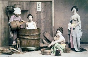 Geishas bañándose, c.1880s (foto coloreada a mano)