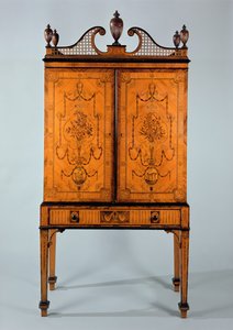 Gabinete Craven de Jorge III, madera de satén y marquetería, en soporte de Unbekannt