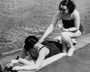 Chicas en el Serpentine Lido de Unbekannt